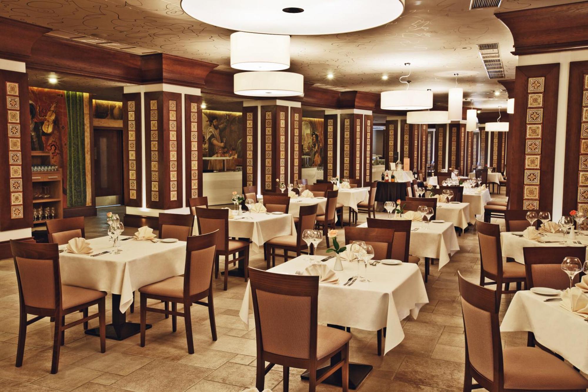 Mirotel Resort And Spa Truskavets Eksteriør bilde Interior of the restaurant